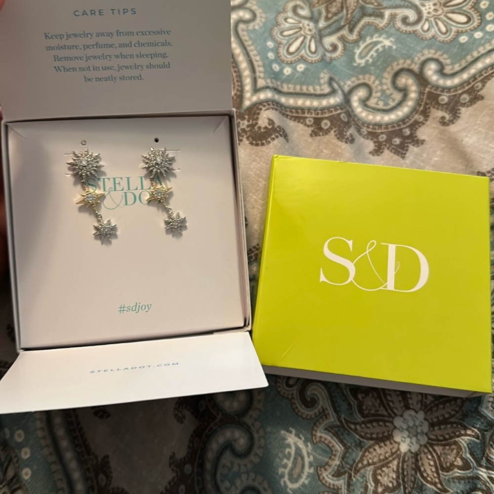 NIB Stella & Dot star struck linear earrings